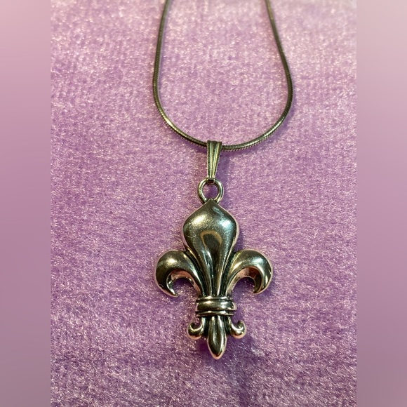 Sterling Silver Fleur-de-lis Pendant & Chain - Picture 5 of 16